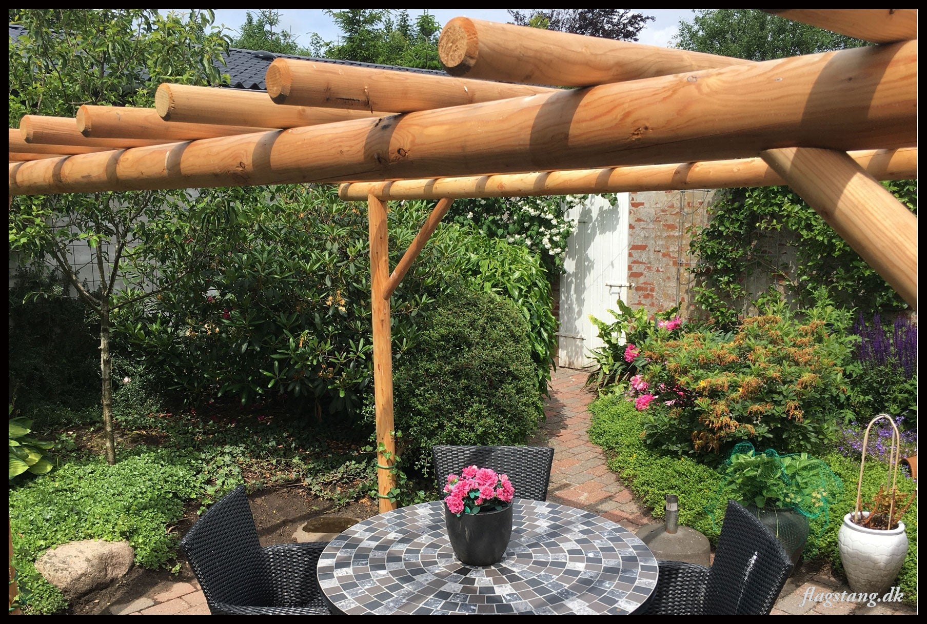 Pergola i rundt lærketræ